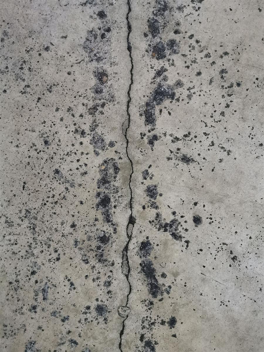 Sloping floor and wall separation inside a house